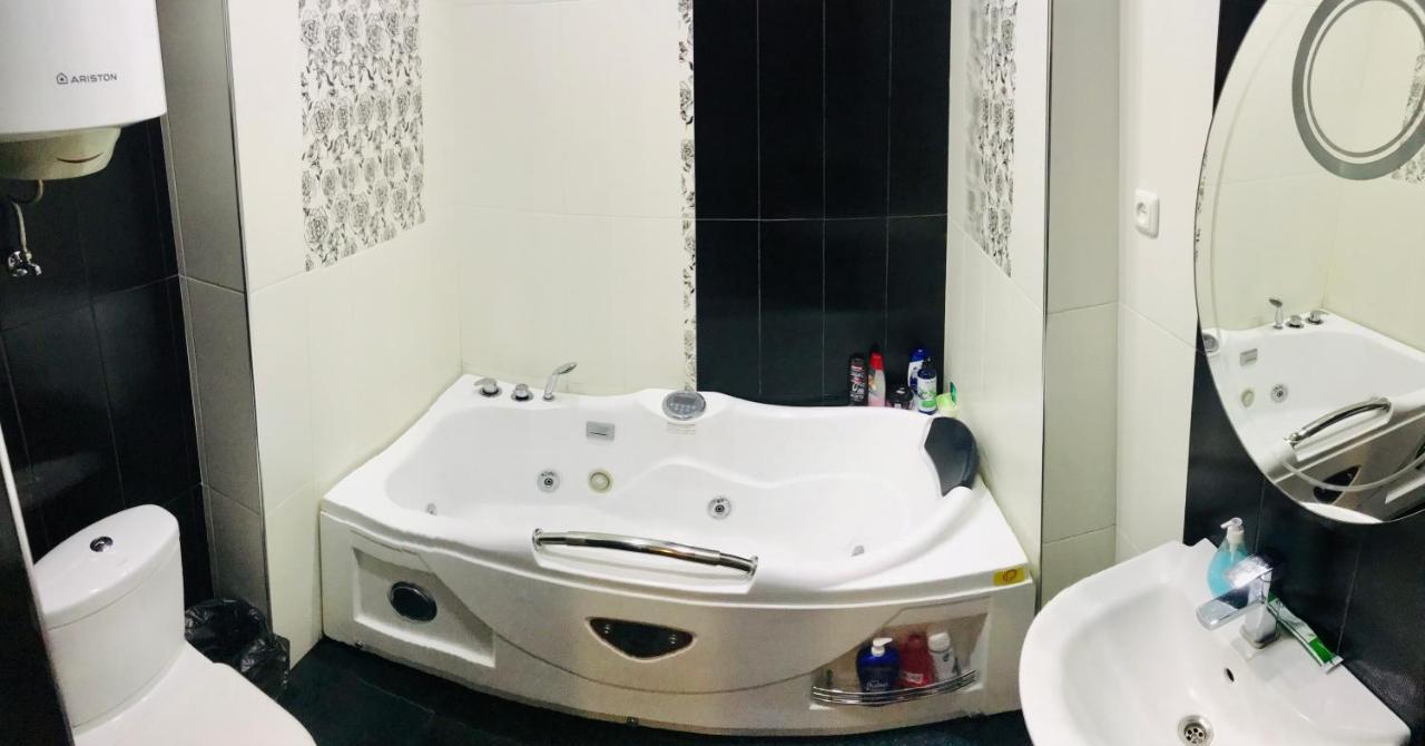 Luxury Apartment With Jacuzzi On Republic Square Erevan Exterior foto